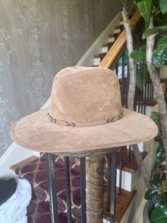 LULUS ladies wide brim, fedora style hat, excellent condition